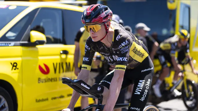 Tour: Vingegaard vence no 'crono' por equipas e veste a amarela
