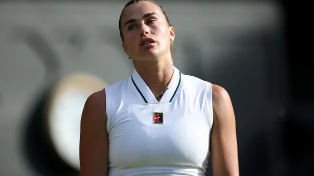 Líder mundial Aryna Sabalenka afastada por Naomi Osaka em Wimbledon