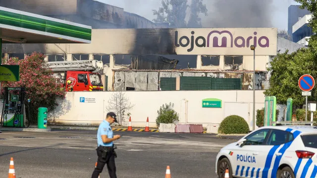IncÃªndio em loja em Carnaxide em fase de rescaldo