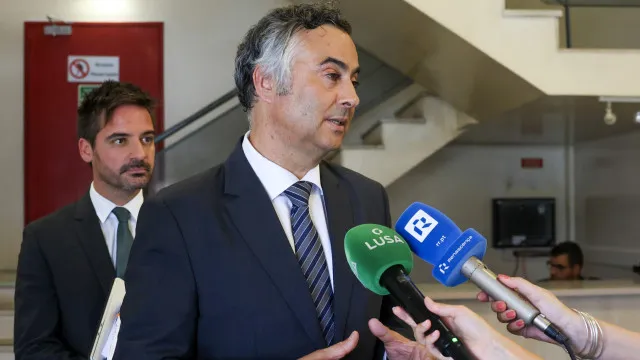
                    Exames em atraso devem chegar a professores até fim do dia, diz ministro
                