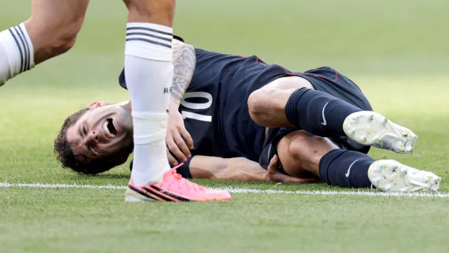 Atenção, Amorim: Pulisic fratura perna e fica várias semanas afastado