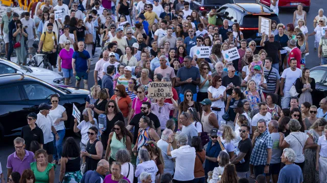 
                    Vídeo. Cerca de 1.500 pessoas protestam contra falta de água em Almada
                