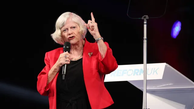 
                    Morte de ex-deputada britânica Ann Widdecombe investigada como homicídio
                