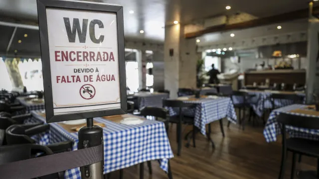 Amargo regresso Ã  normalidade na Caparica com a Ã¡gua ainda incerta