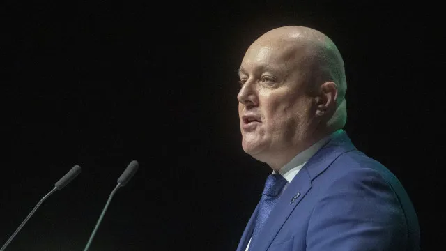 
                    PM da Nova Zelândia sobrevive a 2.ª votação sobre liderança do partido
                