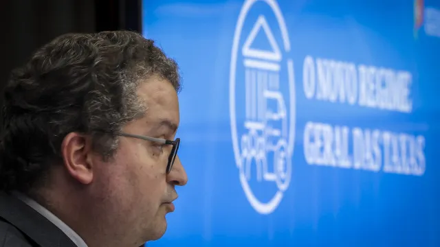 Governo apresenta proposta para novo regime das taxas