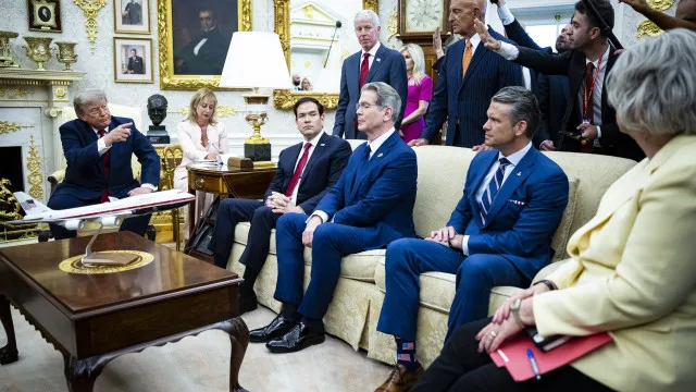 
                    Trump quer endurecer regras de vistos para estudantes e jornalistas
                