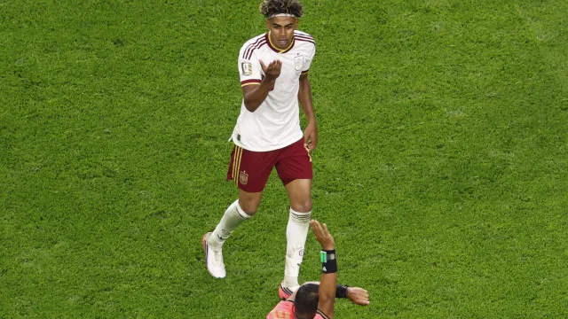 
                    Yamal e Porro treinam à parte três dias antes da final Espanha-Argentina
                