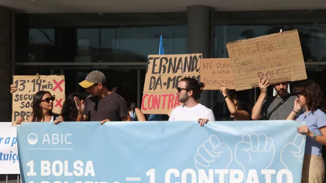 
                    Dezenas de investigadores protestam por melhores condições de trabalho
                