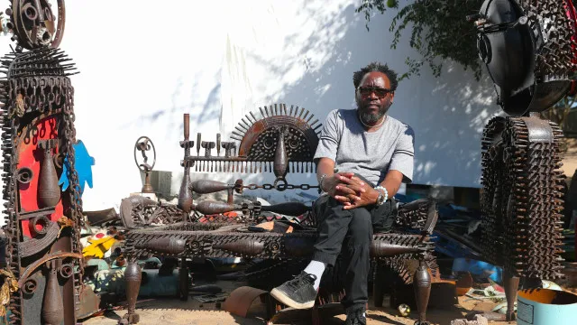 Artista moÃ§ambicano dÃ¡ vida a armas contra poder Ã  forÃ§a em Ã frica