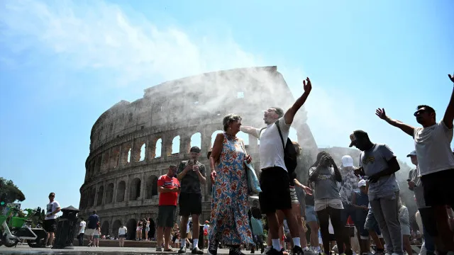 
                    Alerta vermelho em 25 das 27 principais cidades de Itália devido ao calor
                