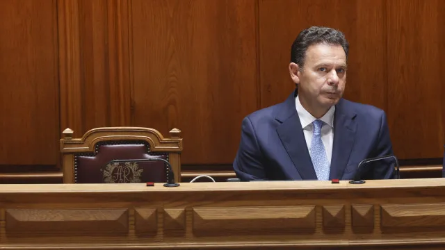 
                    Primeiro-ministro não tira férias este verão. Só 
