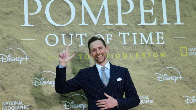 
                    Tom Hiddleston conta história de Pompeia na perspetiva dos sobreviventes
                
