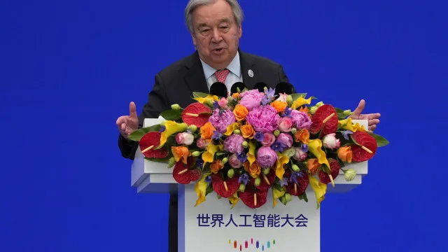 
                    Guterres alerta contra controlo da IA por 
