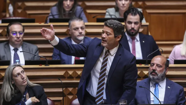 Ventura pede que Neves "saia pelo prÃ³prio pÃ©" e "autoridade" a Montenegro