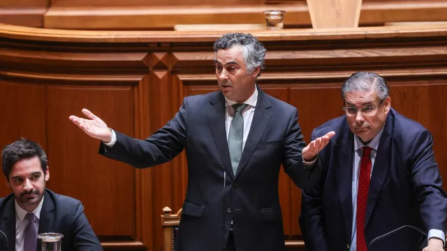 Do atirar de culpas às responsabilidades do ministro: O debate dos exames