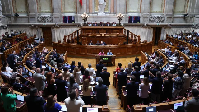 
                    Exames? PS, Chega e PCP dizem que relatos desmentem garantias do ministro
                