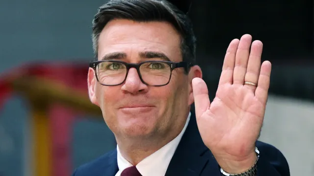 Novo lÃder trabalhista Andy Burnham assume chefia do Governo britÃ¢nico