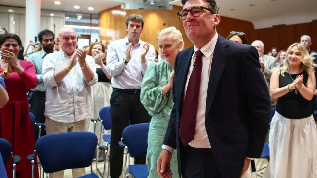 Andy Burnham promete abandonar projeto de cartão de cidadão digital
