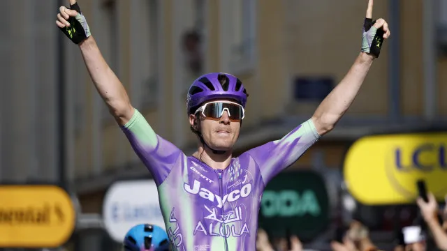 Mauro Schmid fugiu para o triunfo na 13.ª etapa da Volta a França
