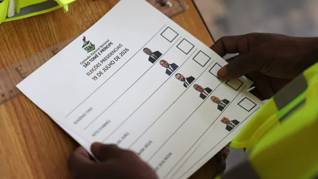 
                    Urnas fecham, eleições marcadas pela fraca mobilização e dois boicotes
                