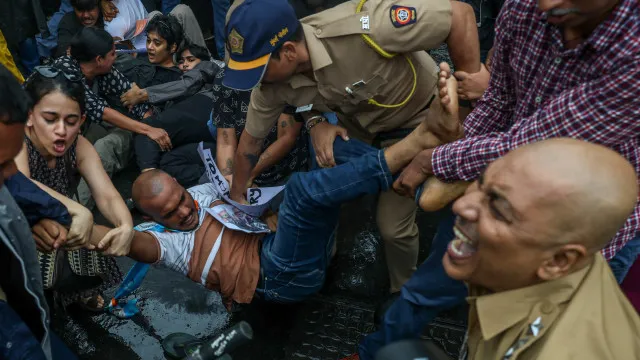 
                    Líder da oposição indiana pede demissão de PM por repressão de protesto
                