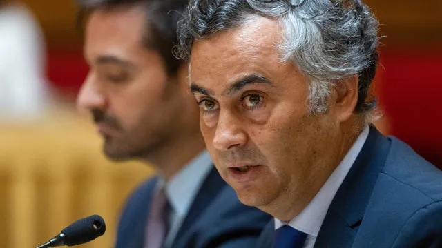 
                    Ministro promete que todos os alunos terão notas até ao final da semana
                