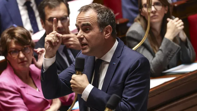 
                    França investiga assédio após suicídios entre funcionários de Lecornu
                