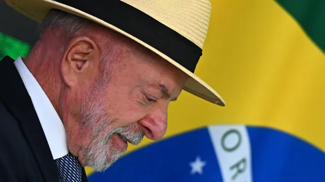 
                    Lula mantém vantagem sobre Flávio Bolsonaro em eventual segunda volta
                