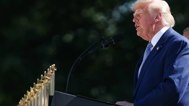 
                    Trump adverte Rússia e China contra qualquer venda de armas a Teerão
                