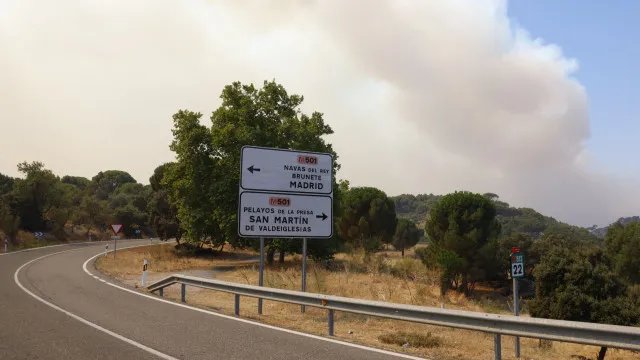 
                    Incêndios: Perto de 26.000 pessoas retiradas de casa na região de Madrid
                