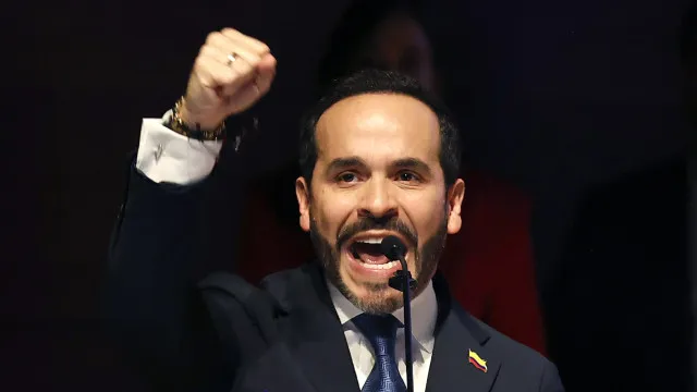
                    Presidente eleito da Colômbia vai fechar 14 embaixadas, incluindo de Cuba
                