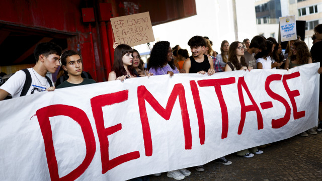 Alunos e professores pedem demissão do ministro em manifestação em Lisboa