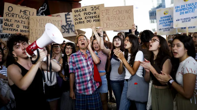 
                    Movimento teme que situação dos exames 