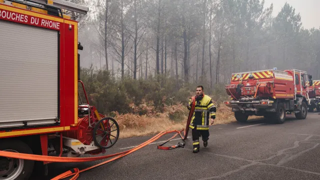 
                    Incêndio junto a Bordéus revela dezenas de projéteis da II Guerra Mundial
                