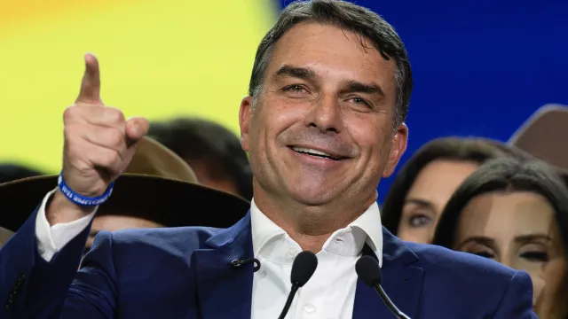 
                    Flávio Bolsonaro presta esclarecimentos rejeitando calúnia contra Lula
                