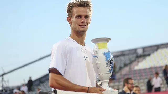 
                    Estoril Open coloca Van Assche no 48.º lugar do mundo. Sinner lidera
                