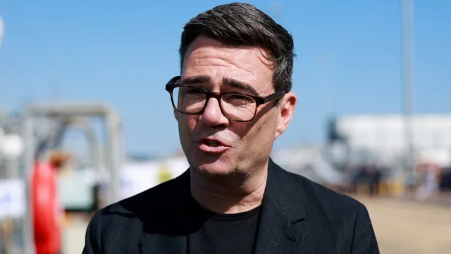 
                    Burnham defende adoção de constituição escrita no Reino Unido
                