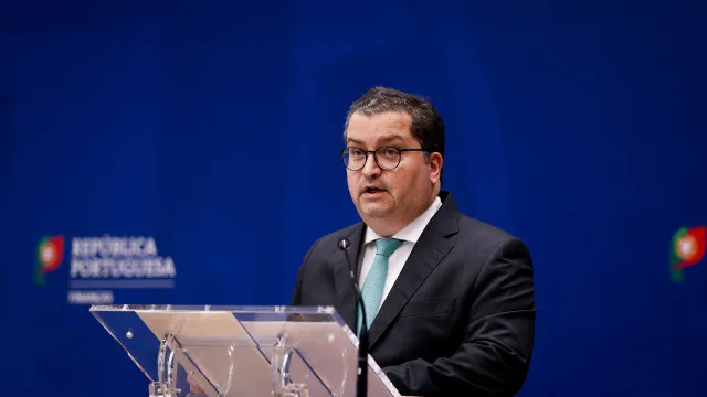 
                    Governo justifica subida da dívida pública com depósitos e mantém previsão
                