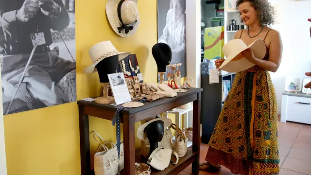 ArtesÃ£ de Porto Santo transforma lixo marinho em arte