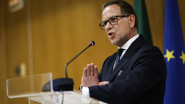 
                    Neves diz que se sente apoiado por Montenegro. Nunca pensou em demitir-se
                