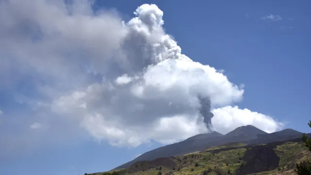 Nova atividade vulcÃ¢nica no Etna causa interrupÃ§Ãµes em aeroporto italiano