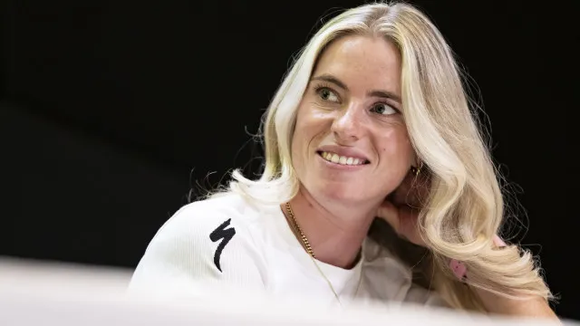
                    Bis. Demi Vollering vence Volta a França feminina pela segunda vez
                