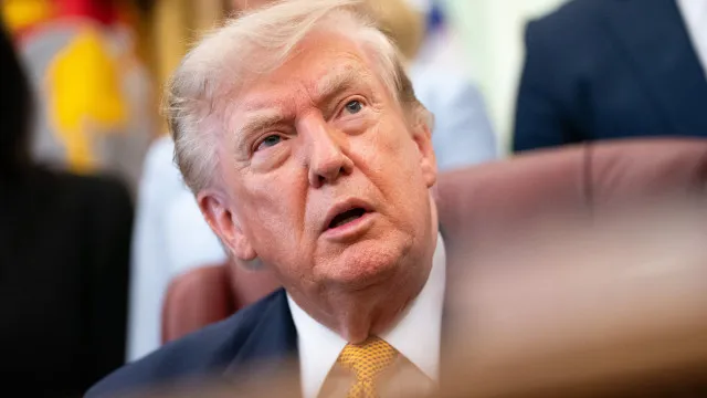 
                    Trump acusa petrolíferas de ganharem 