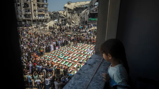 Cidade de Gaza realiza funeral de 112 pessoas mortas no inÃcio da guerra