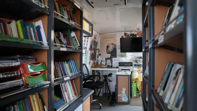 
                    Biblioteca sobre rodas leva livros e combate isolamento em Redondo
                