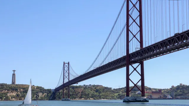 Ponte 25 de Abril Ã© a preferida na travessia entre Lisboa e a margem Sul