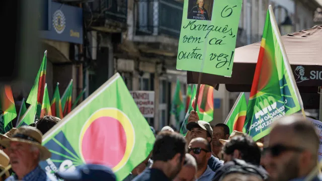
                    Douro. Viticultores manifestam-se por escoamento das uvas e preços justos
                