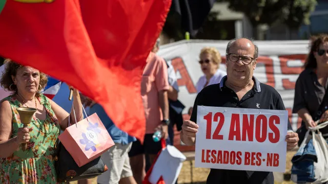 Lesados do BES exigem em Espinho que Estado lhes devolva milhÃµes