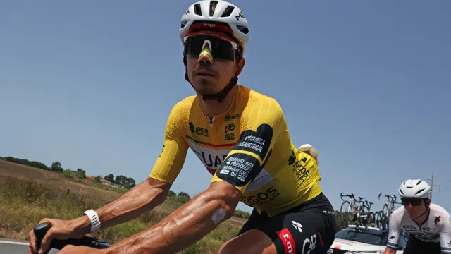 
                    Rui Oliveira segura 'amarela' após terceira etapa vencida por Linarez
                